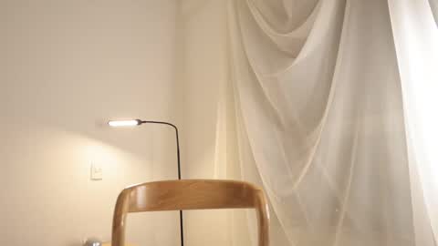 Snapshot of gia_curly chatting on February 20, 1:36 am Leo online show from February 20, 1:36 am