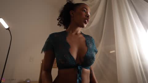 Snapshot of gia_curly chatting on March 7, 11:38 pm Leo online show from March 7, 11:38 pm