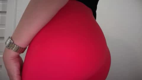 Snapshot of gia_is_horny chatting on March 26, 12:17 am The Queen of Squirt online show from March 26, 12:17 am