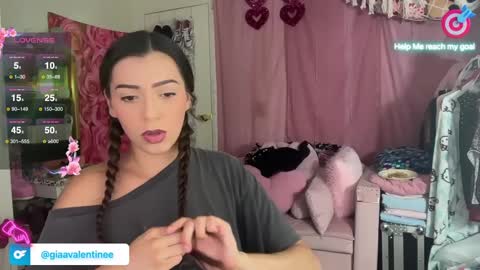 Snapshot of giaavalentinee chatting on October 1, 12:49 am Gia online show from October 1, 12:49 am