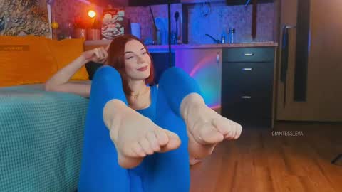 Snapshot of giantess_eva chatting on March 7, 12:45 pm Eva online show from March 7, 12:45 pm