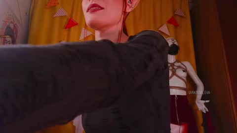 Snapshot of giantess_eva chatting on October 28, 5:15 pm Eva online show from October 28, 5:15 pm