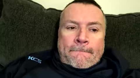 Snapshot of giddyup2222222 chatting on December 15, 9:24 am giddyup2222222 online show from December 15, 9:24 am