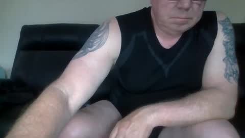 Snapshot of gimmmieoooo chatting on December 1, 7:02 am gimmmieoooo online show from December 1, 7:02 am