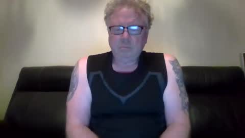 gimmmieoooo online show from March 18, 9:01 am