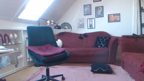 Snapshot of ginablondecam chatting on March 3, 2:04 pm Gina online show from March 3, 2:04 pm