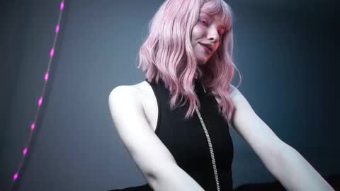        im expecting 350 thumbs up on my altar   online show from February 25, 10:19 pm