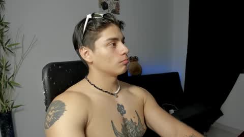 Snapshot of gio_russo chatting on December 8, 12:29 am GioRusso online show from December 8, 12:29 am