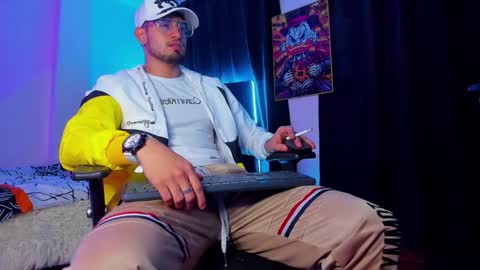 Snapshot of giomar_reyes chatting on January 12, 4:00 am GIOMAR REYES online show from January 12, 4:00 am