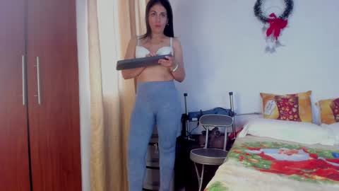 Snapshot of girasol_walton chatting on December 9, 11:58 am Girasol Walton online show from December 9, 11:58 am