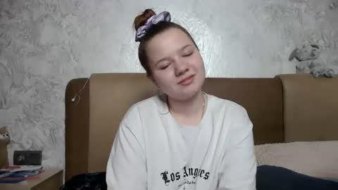 Snapshot of girl_cute07 chatting on May 16, 7:34 pm girl_cute07 online show from May 16, 7:34 pm