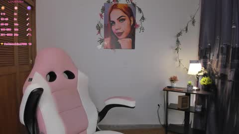 Snapshot of girl_dollx chatting on February 24, 8:51 pm Bri online show from February 24, 8:51 pm