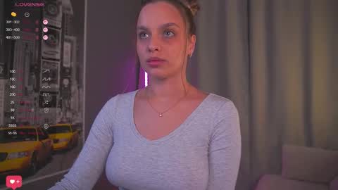 Snapshot of girl_peach_ chatting on December 4, 6:27 pm Kate online show from December 4, 6:27 pm