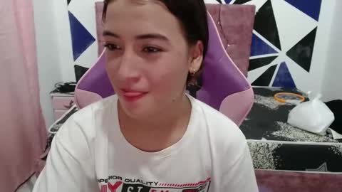 Snapshot of girl_princess18 chatting on November 6, 2:45 am girl_princess18 online show from November 6, 2:45 am