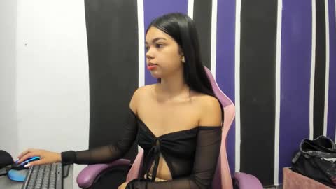 Snapshot of girl_princess18 chatting on December 22, 2:03 pm girl_princess18 online show from December 22, 2:03 pm
