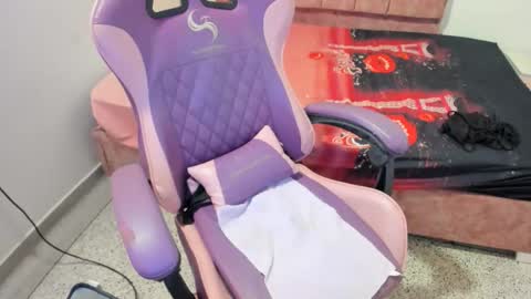 girl_princess18 online show from May 5, 1:13 am