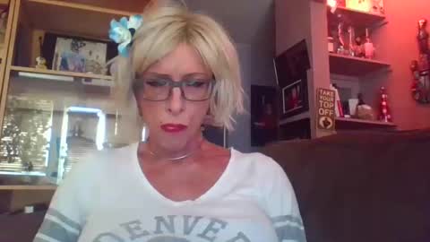 Snapshot of girlinrock chatting on September 21, 12:34 am Girlinrock online show from September 21, 12:34 am