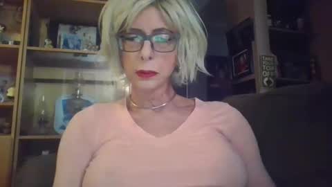 Snapshot of girlinrock chatting on November 4, 1:38 am Girlinrock online show from November 4, 1:38 am