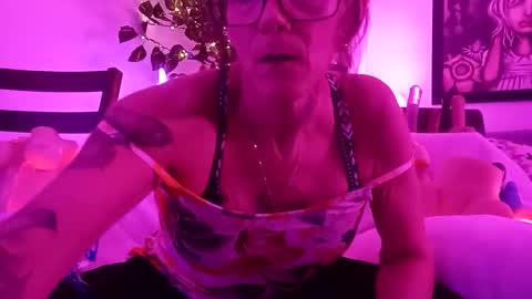 girls227445638252 online show from May 17, 6:00 am