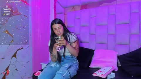 Snapshot of gisell_squirt chatting on May 14, 12:23 pm gisell_squirt online show from May 14, 12:23 pm