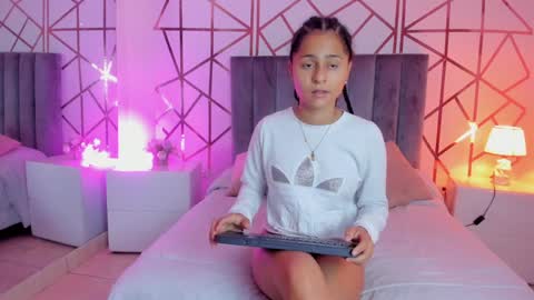 Snapshot of giselle_roldan chatting on January 18, 11:32 am GISELLE ROLDAN online show from January 18, 11:32 am