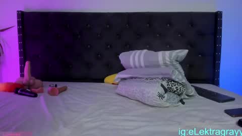 Snapshot of glektragray chatting on February 24, 8:49 am Glektra Gray online show from February 24, 8:49 am