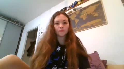 Snapshot of glitter_doll chatting on February 13, 8:45 pm glitter_doll online show from February 13, 8:45 pm