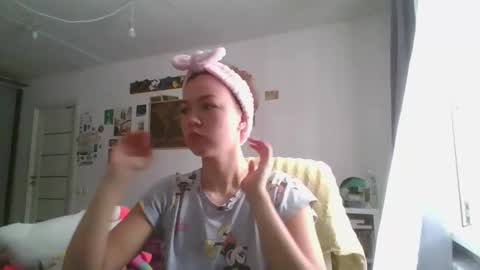 Snapshot of glitter_doll chatting on February 16, 8:43 am glitter_doll online show from February 16, 8:43 am