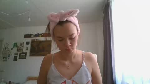 Snapshot of glitter_doll chatting on February 25, 8:58 am glitter_doll online show from February 25, 8:58 am