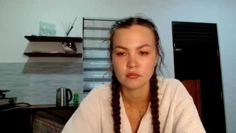 Snapshot of glitter_doll chatting on October 5, 8:34 am glitter_doll online show from October 5, 8:34 am