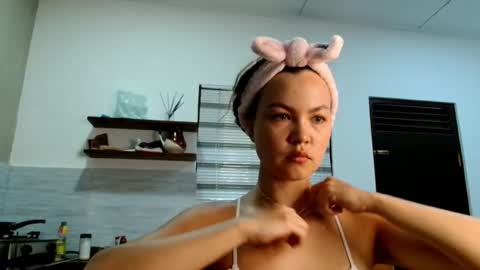 Snapshot of glitter_doll chatting on October 14, 7:53 am glitter_doll online show from October 14, 7:53 am