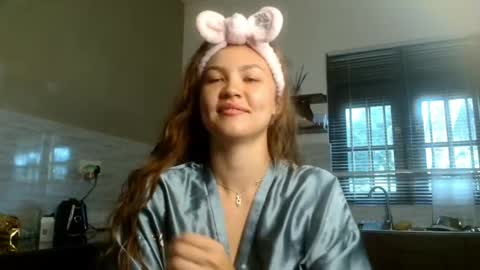 Snapshot of glitter_doll chatting on October 25, 8:11 am glitter_doll online show from October 25, 8:11 am