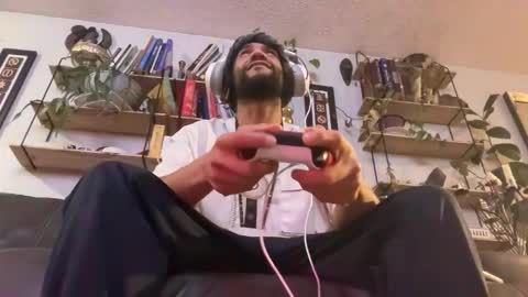 Snapshot of globalmovement chatting on December 5, 2:53 am globalmovement online show from December 5, 2:53 am