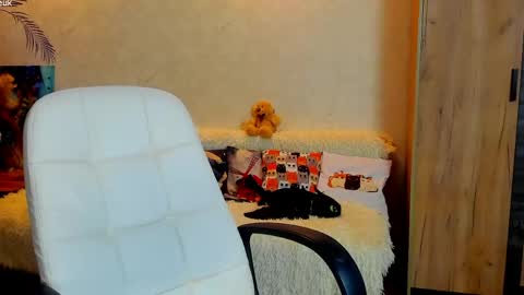 Gloria Wood online show from May 4, 9:00 pm