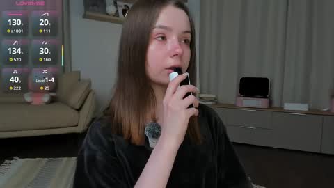 Snapshot of glowhub_ chatting on May 15, 7:32 pm Ann Eliz and Gigi online show from May 15, 7:32 pm
