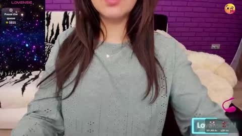 Snapshot of glowmimi chatting on December 4, 10:51 pm Mia online show from December 4, 10:51 pm