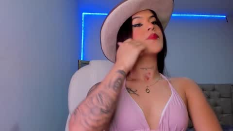 Snapshot of goddess_ariluz chatting on December 16, 1:10 am Ariluz online show from December 16, 1:10 am