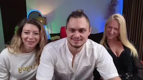 Snapshot of goddess_marylin chatting on December 7, 3:14 am   330 UTC2 girls   online show from December 7, 3:14 am