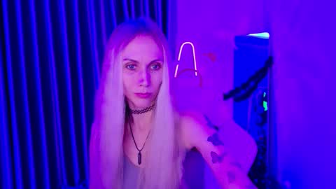 Snapshot of goddess_stars chatting on December 14, 12:10 pm Katarina online show from December 14, 12:10 pm