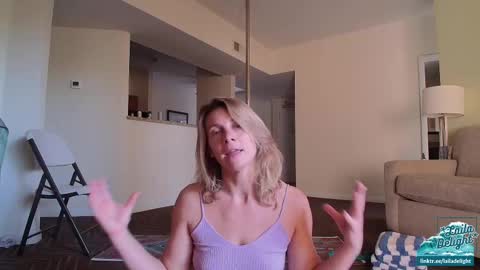 Snapshot of goddesslailadelight chatting on December 21, 5:20 pm Laila Delight Goddess of Light online show from December 21, 5:20 pm