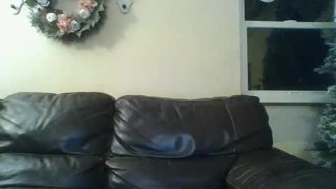 Snapshot of goddessmilfcrysyal chatting on December 4, 5:39 am Crystal online show from December 4, 5:39 am