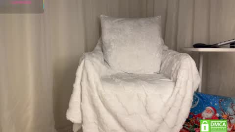 Snapshot of gold_starling chatting on December 21, 6:04 pm Bianca online show from December 21, 6:04 pm