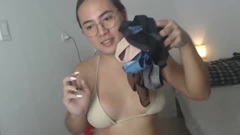 Snapshot of goldbella_ chatting on January 3, 3:05 am bella online show from January 3, 3:05 am