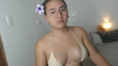 Snapshot of goldbella_ chatting on January 10, 2:57 am bella online show from January 10, 2:57 am