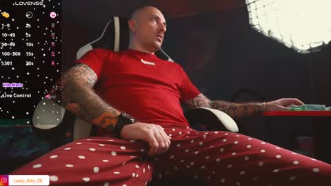 Snapshot of golden_alex chatting on December 31, 5:11 am Alex online show from December 31, 5:11 am