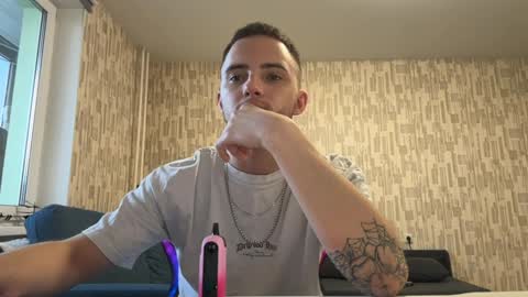 Snapshot of golden_boyyy21 chatting on February 4, 1:06 pm Golden boyyy21 online show from February 4, 1:06 pm