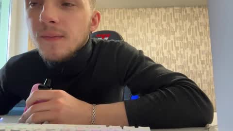 Snapshot of golden_boyyy21 chatting on February 8, 11:01 am Golden boyyy21 online show from February 8, 11:01 am