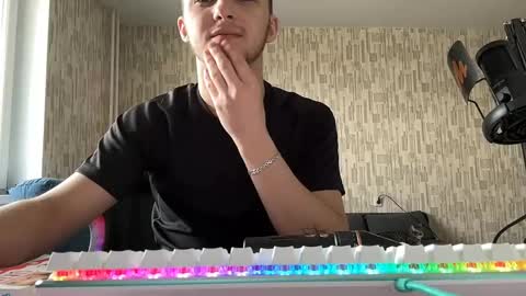 Snapshot of golden_boyyy21 chatting on February 16, 8:32 am Golden boyyy21 online show from February 16, 8:32 am