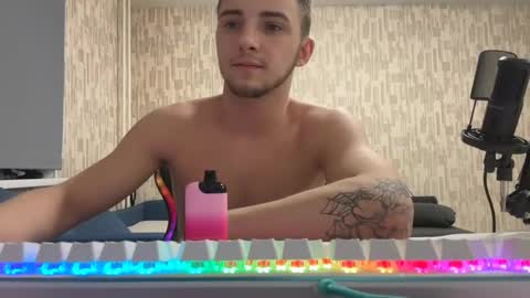 Snapshot of golden_boyyy21 chatting on February 20, 5:51 pm Golden boyyy21 online show from February 20, 5:51 pm