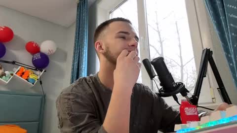 Snapshot of golden_boyyy21 chatting on March 12, 1:51 pm Golden boyyy21 online show from March 12, 1:51 pm